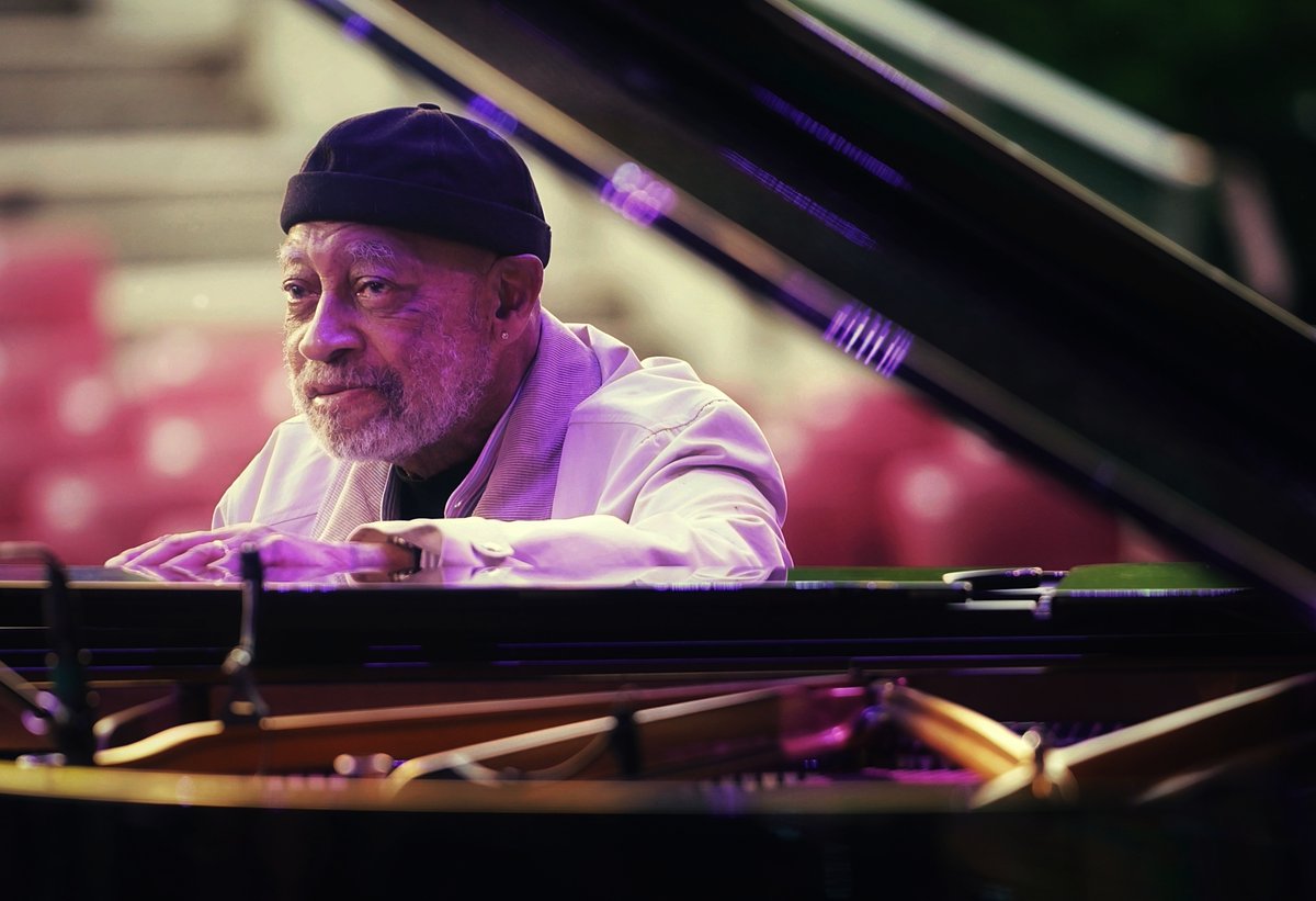BeijingEvening's tweet image. 台湖爵士音乐节迎来爵士钢琴大师，肯尼·巴伦点亮舞台
All that #jazz! Don’t miss the moment: Kenny Barron (a "living legend" of jazz piano, with 14 Grammy nominations) graced the stage at the 6th Taihu Jazz Festival on May 3 evening at the NCPA Taihu Stage Art Centre in #Beijing.
