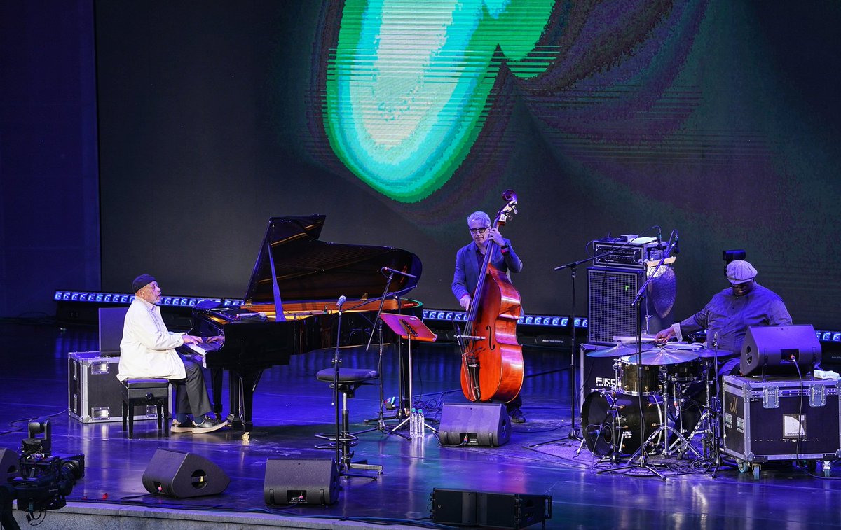 BeijingEvening's tweet image. 台湖爵士音乐节迎来爵士钢琴大师，肯尼·巴伦点亮舞台
All that #jazz! Don’t miss the moment: Kenny Barron (a "living legend" of jazz piano, with 14 Grammy nominations) graced the stage at the 6th Taihu Jazz Festival on May 3 evening at the NCPA Taihu Stage Art Centre in #Beijing.