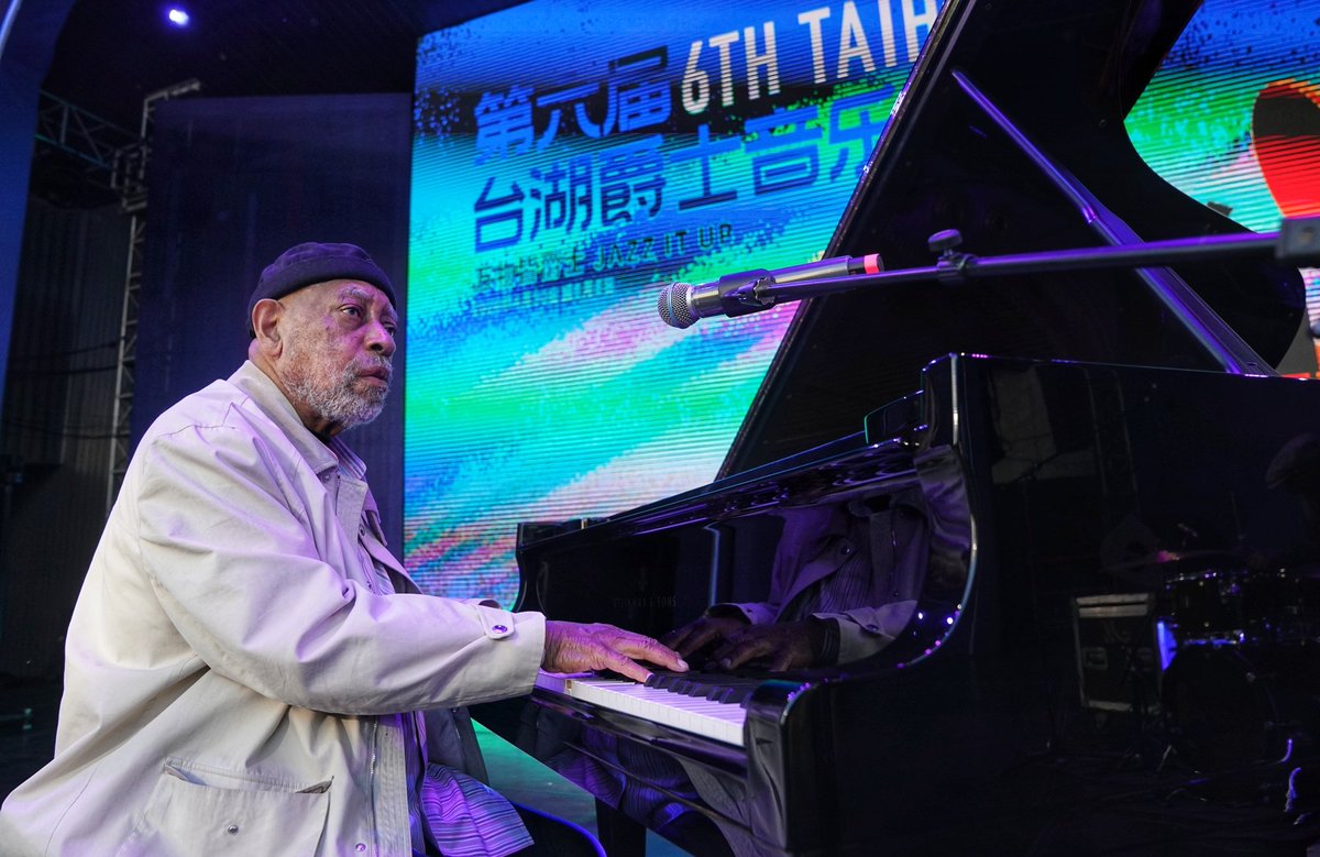 BeijingEvening's tweet image. 台湖爵士音乐节迎来爵士钢琴大师，肯尼·巴伦点亮舞台
All that #jazz! Don’t miss the moment: Kenny Barron (a "living legend" of jazz piano, with 14 Grammy nominations) graced the stage at the 6th Taihu Jazz Festival on May 3 evening at the NCPA Taihu Stage Art Centre in #Beijing.