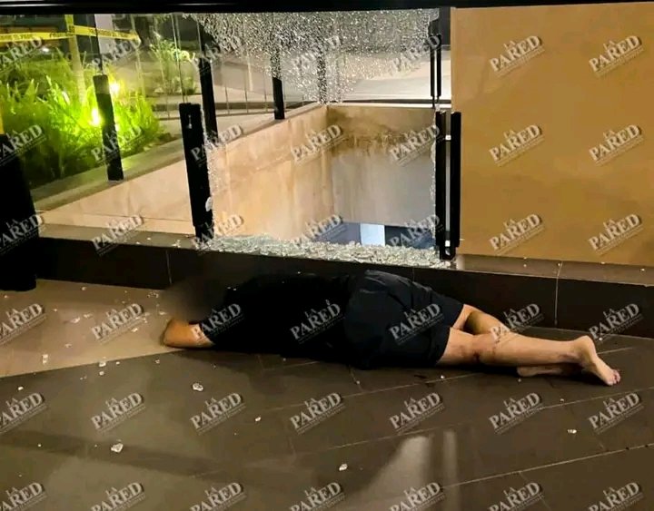 ContactoRevist's tweet photo. 🚨Las víctimas ya tienen nombre: identifican a fallecidos tras ataques a balazos en Plaza Cuatro Ríos #Culiacán

📍🚔Información recabada por #LaPared se estableció que las víctimas son: Juan Carlos “F”, de 26 años, de Horizontes, y Alberto “C”, de 26, de Villas del Manantial, fueron asesinados dentro de plaza Cuatro Ríos; minutos antes, José Guadalupe, conductor de un vehículo, fue ejecutado en el exterior y una mujer resultó herida.

#Culiacán #Sinaloa #ÚltimaHora