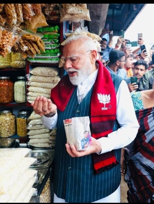 rishibagree's tweet image. Jhargram district of West Bengal was a stronghold of TMC; in 2021, it had won all four seats there.  

This time, during the elections, PM Modi went to Jhargram district in Bengal and ate jhalmuri from a vendor.  

And now, the BJP is sweeping all four seats of Jhalmuri