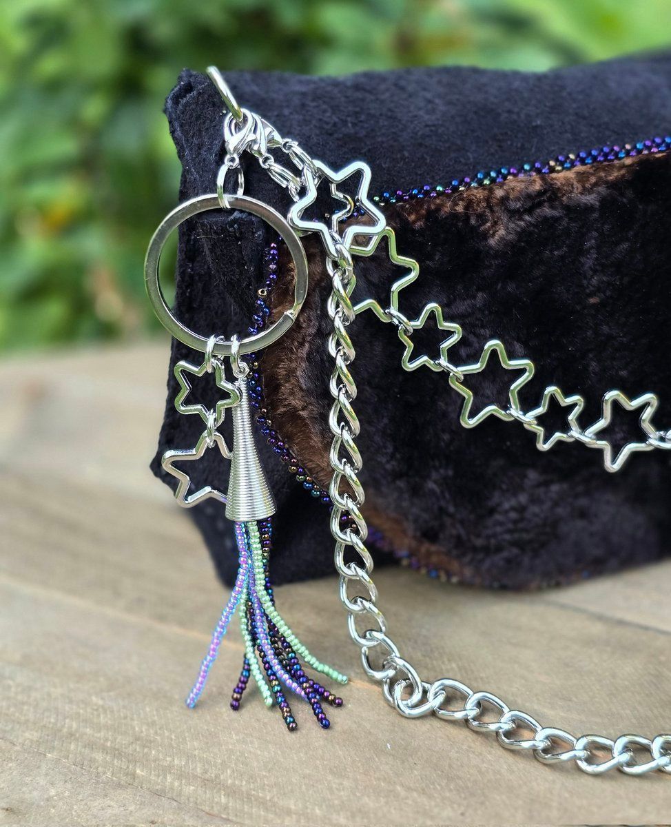 beauxbeautyblog's tweet image. ON SALE!! Northern Lights... handmade Alaska Northern Fur Seal Skin &amp;amp; leather beaded handbag w/ charms, avail in my Big Cartel store @ lovealaskadesign.bigcartel.com.  Qagaasakuq- thank you for looking! 🦭 #AlaskaNative #FirstNations #NativeMade