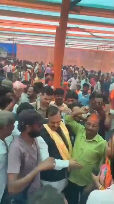 bstvlive's tweet image. कानपुर
➡पश्चिम बंगाल में बीजेपी को बढ़त
➡कानपुर में कार्यकर्ता मना रहे जश्न
➡सांसद रमेश अवस्थी के साथ जश्न
➡एक दूसरे को गुलाल लगा रहे कार्यकर्ता
#Kanpur | @BJP4UP @irameshawasthi