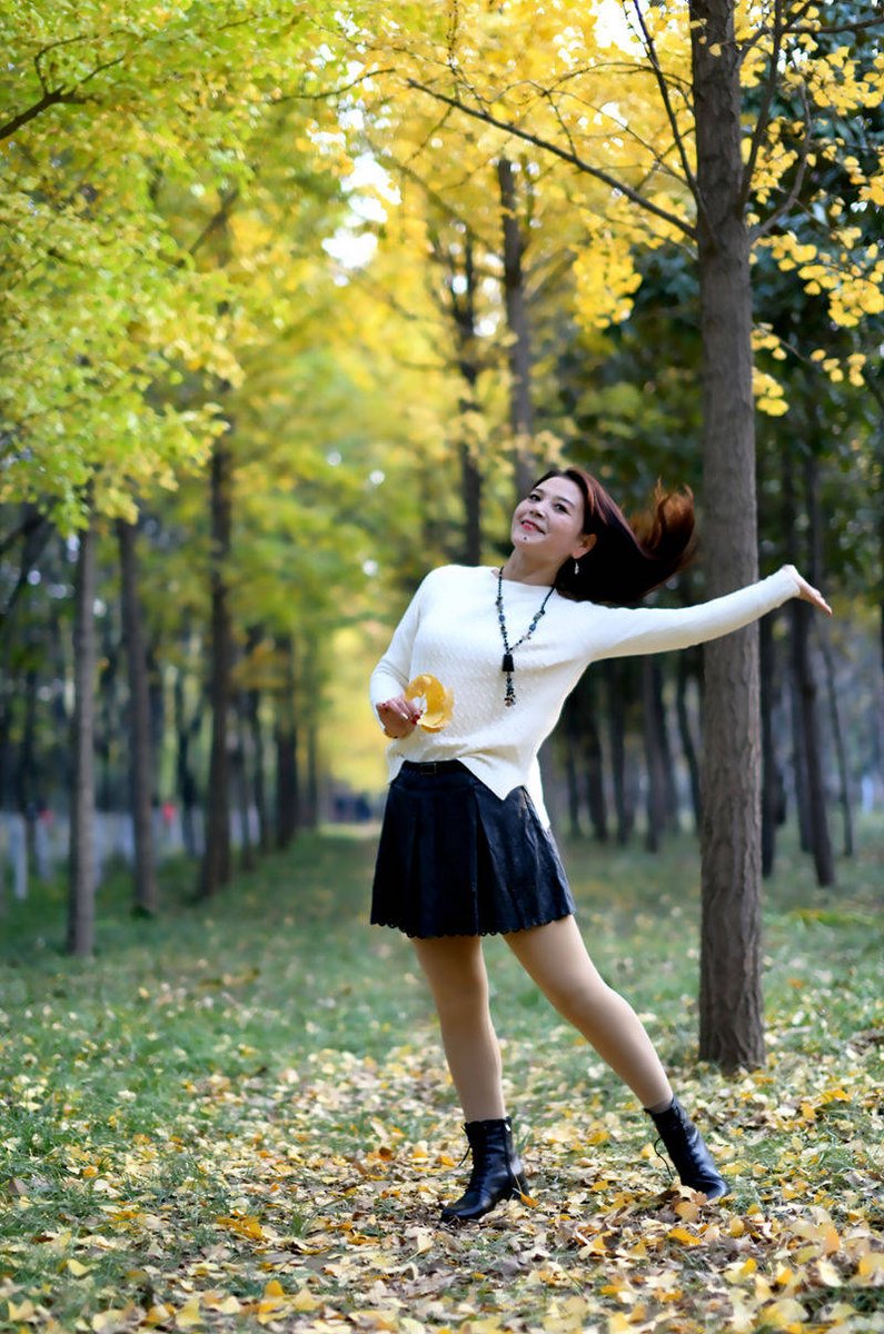 bashahsh's tweet photo. Autumn breeze, golden leaves, warm latte vibes. Perfect day to walk and wonder. https://t.co/caaCmnUiXB