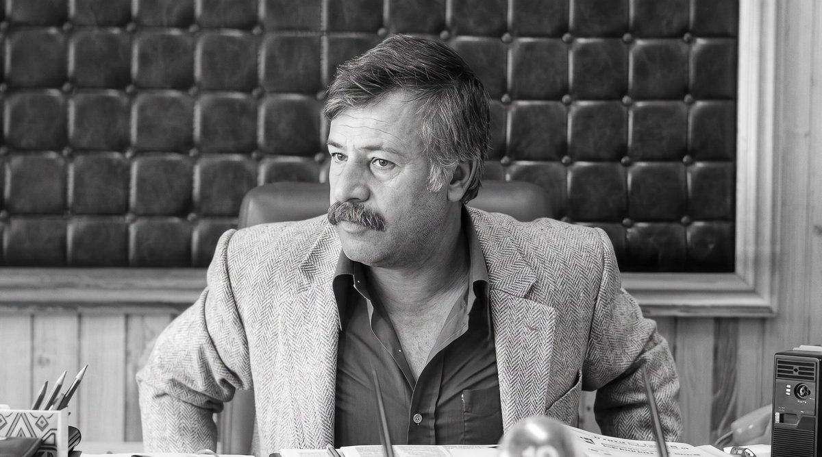 HakanOzturkEHP's tweet photo. Ölümünün 41. yıldönümünde, Fikri Sönmez’i saygıyla anıyorum. Ne yaptıysa halkı için, halkıyla beraber yaptı. 

Bütün zorluklara rağmen ve önünde tek bir örnek bile yokken Fikri Sönmez sadece bir fikir ortaya atmadı, o fikrin devrimci uygulamasını da Fatsa’da ilmek ilmek ördü. Sosyalizmin ve demokrasinin neye benzeyeceğini sokakta, fındık bahçesinde, çamurun içinde gösterdi. Onun ateşlediği işaret fişeğine bugün her zamankinden daha fazla ihtiyacımız var.

Eğer o fikri takip edeceksek, kazandığımız her yerde halkla birlikte hem demokrasiyi hem de kamu üretimini uygulamalıyız. Halkın içinde olmadığı, sözün ve kararın halka sorulmadığı bir belediyecilik bizim yolumuz olamaz. Demokrasi dediğin, halk için halkla birlikte bir şeyler yapabilmektir. Belediyelerin olanaklarını, halkın en temel ihtiyaçlarını karşılamak için seferber edeceğiz. Kamu üretimini ve halkçı hizmeti fikir düzeyinden çıkarıp pratiğe dökeceğiz.

Terzi Fikri'nin açtığı o aydınlık yolda hem ekmeği hem de gerçek demokrasiyi halkla birlikte büyüteceğiz. Başarabiliriz, yapabiliriz! O ve tüm Fatsa fikri, bugün de mücadele bayrağımızdır.