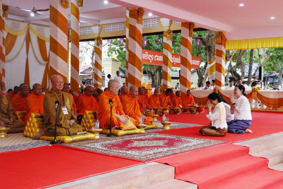 Cambodian_RC's tweet image. Mme PUM Chantinie, Secretary General of #CRC led NHQ Team to participate in Visakha Bochea ceremony at Udong Mountain, Kandal province. (01.05.2026)
facebook.com/crcnhq/posts/p…