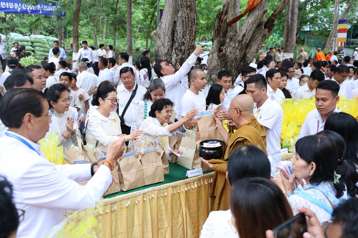 Cambodian_RC's tweet image. Mme PUM Chantinie, Secretary General of #CRC led NHQ Team to participate in Visakha Bochea ceremony at Udong Mountain, Kandal province. (01.05.2026)
facebook.com/crcnhq/posts/p…