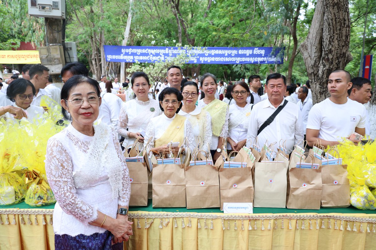 Cambodian_RC's tweet image. Mme PUM Chantinie, Secretary General of #CRC led NHQ Team to participate in Visakha Bochea ceremony at Udong Mountain, Kandal province. (01.05.2026)
facebook.com/crcnhq/posts/p…