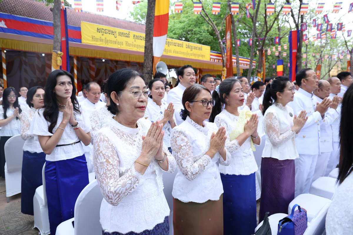 Cambodian_RC's tweet image. Mme PUM Chantinie, Secretary General of #CRC led NHQ Team to participate in Visakha Bochea ceremony at Udong Mountain, Kandal province. (01.05.2026)
facebook.com/crcnhq/posts/p…