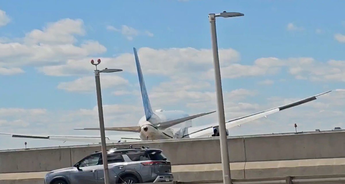 cpt340's tweet photo. Boeing 767 da United fez uma aproximação demasiado baixa à pista 29 de Newark e a coisa ia acabando mal. Uma das pernas do trem de aterragem do Boeing atingiu um poste de iluminação da estrada adjacente e um veículo de distribuição de pão que ali circulava. O avião acabou por aterrar sem problemas de maior e sem danos físicos para os 231 ocupantes. O motorista do camião ficou ligeiramente ferido com estilhaços de vidros partidos. A United e o National Transportation Safety Board vão agora tentar saber por que razão o Boeing 767 não passou a soleira (threshold) da pista a 50 pés (16 metros) de altitude num perfil de descida  com 3 graus incidência como mandam as regras. Assim de repente suspeitaria de mudança súbita de vento (wind shear) mas outras coisas podem ter acontecido. A análise das "caixas negras" irá fazer luz sobre este incidente que por pouco não teve consequências trágicas. Lembro que a fase final da aproximação à pista 02 de Lisboa também passa sobre uma estrada muito movimentada, a 2* Circular