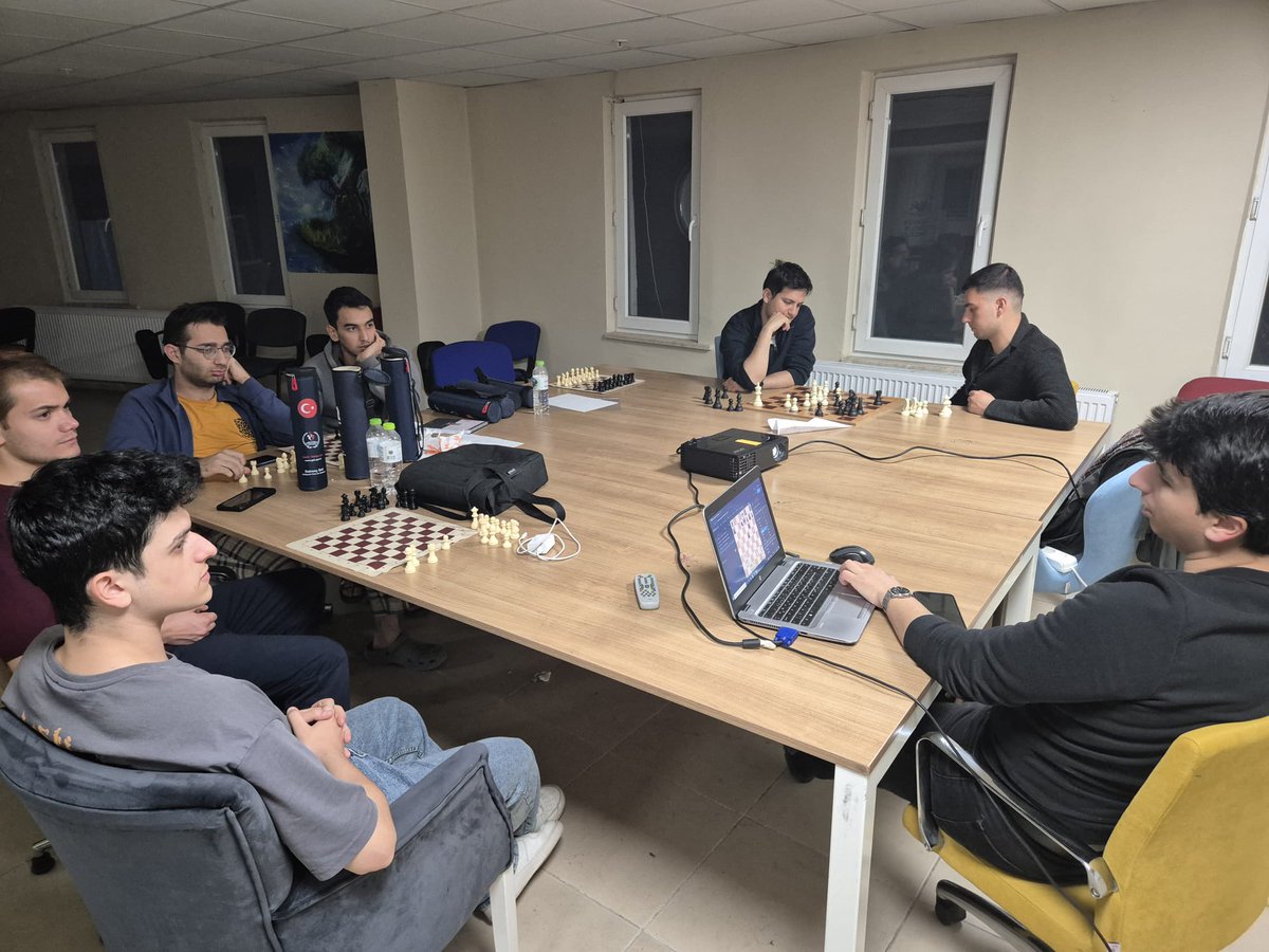 KarabukKYGM's tweet photo. 📍 Bahaddin Gazi Yurdu

Yurdumuzda düzenlenen Satranç Kursu kapsamında öğrencilerimiz hem keyifli vakit geçirmeye hem de stratejik düşünme becerilerini geliştirmeye devam ediyor. Eğitimler planlanan program doğrultusunda sürdürüldü.♟️ https://t.co/MMsP0xVkAY