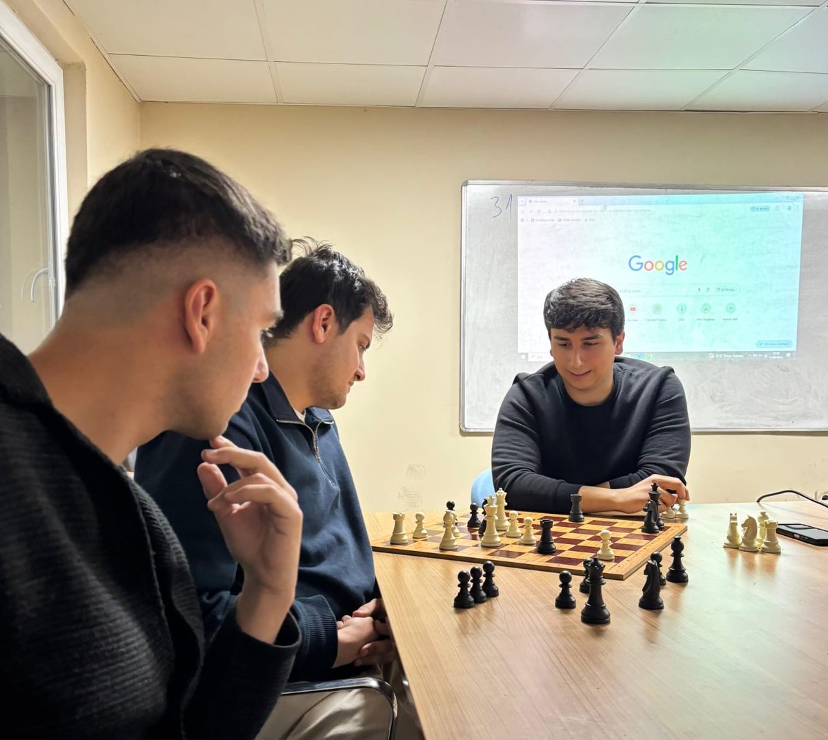 KarabukKYGM's tweet photo. 📍 Bahaddin Gazi Yurdu

Yurdumuzda düzenlenen Satranç Kursu kapsamında öğrencilerimiz hem keyifli vakit geçirmeye hem de stratejik düşünme becerilerini geliştirmeye devam ediyor. Eğitimler planlanan program doğrultusunda sürdürüldü.♟️ https://t.co/MMsP0xVkAY