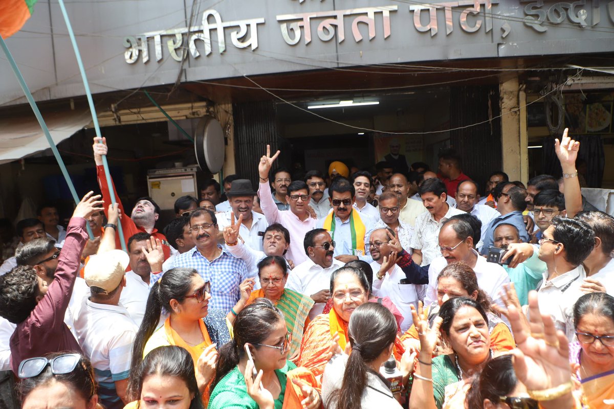 advpushyamitra's tweet photo. भाजपा कार्यालय में चुनावी रुझानों के बीच जश्न मनाया गया।

असम और बंगाल से आ रहे ऐतिहासिक रुझानों ने कार्यकर्ताओं में नया उत्साह और ऊर्जा भर दी।

जनता का विश्वास, विकास की दिशा।
जय भाजपा, तय भाजपा। https://t.co/l9qsl2xMUL