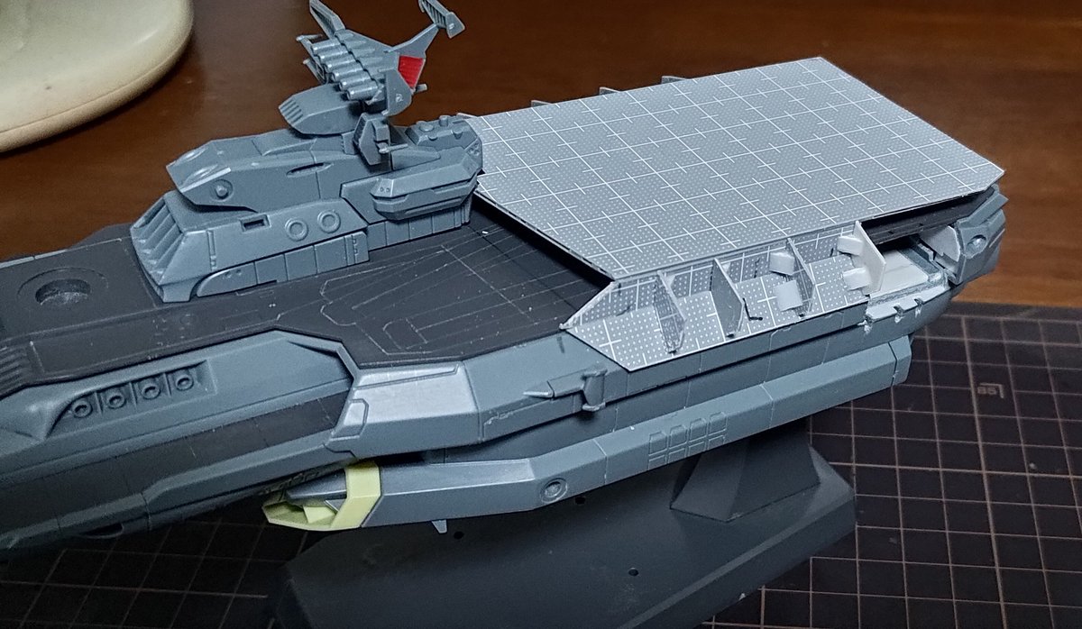 zjIhCna3EC3SqNV's tweet photo. ヒュウガ（改）製作
上部飛行甲板左右に骨組み？を取り付け、これから1次装甲に入ります👍

#宇宙戦艦ヤマト
#ヒュウガ
#MSB工廠 https://t.co/fpTKo38U6L