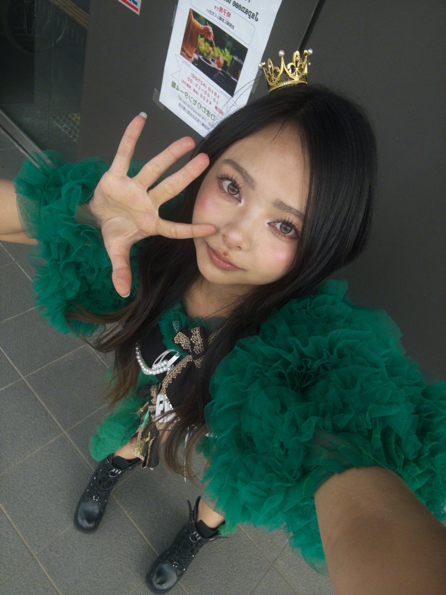 お城祭りありがとうございました!!

ずっと夢だったお城祭りに出れてほんとうに幸せでした🌱

暴風で髪の毛わちゃちわちゃだった🤦‍♀️
たのしかったあ🫶