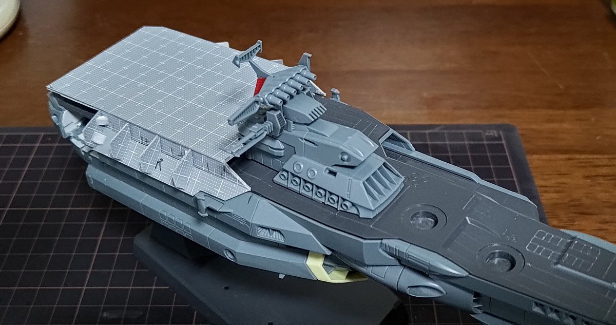 zjIhCna3EC3SqNV's tweet photo. ヒュウガ（改）製作
上部飛行甲板左右に骨組み？を取り付け、これから1次装甲に入ります👍

#宇宙戦艦ヤマト
#ヒュウガ
#MSB工廠 https://t.co/fpTKo38U6L