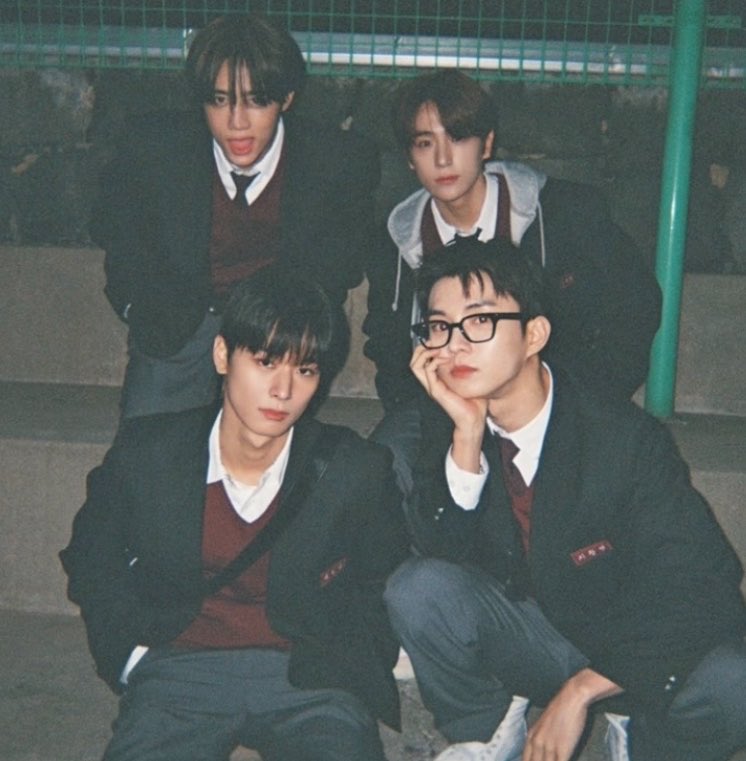 어스 tweet media