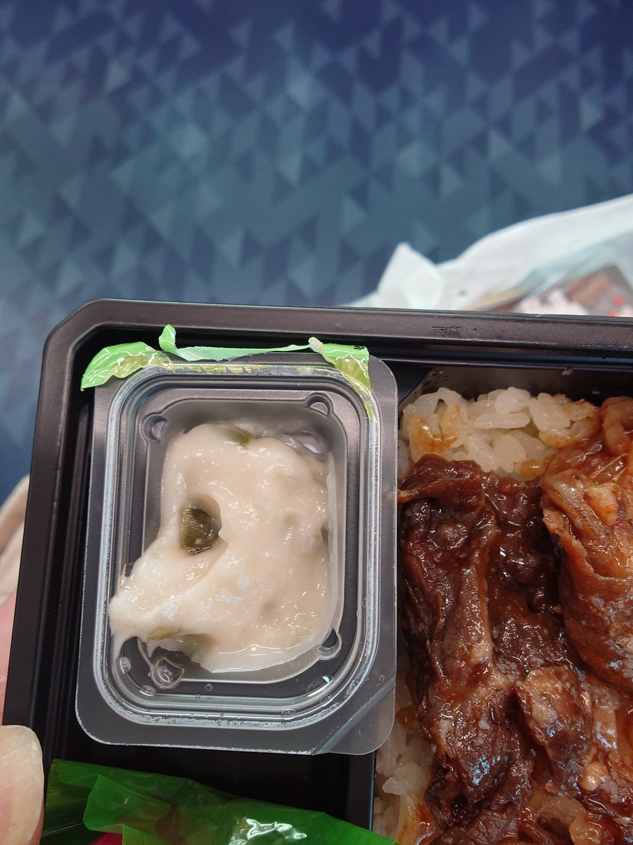 駅弁！

三ヶ日牛弁当　1350円

肉は薄いので正直うーん…な感じ
わさび漬けはなんだろうと思ったら「わさびの茎」の酒粕付けだった
酒粕独特の甘味にわさびのツンとした刺激があってなかなかいける