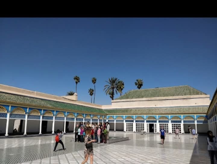 Badciss's tweet photo. L'Université Al Quaraouiyine, à Fès au Maroc, la plus ancienne du monde selon l'UNESCO.
Sa construction a été initiée en 859,  par Fatima al-Fihri , la fille d'un riche marchand.
Elle dispose d'une collection de plus de 4000 manuscrits comprenant un Coran de 9 siècle. https://t.co/hoSPLuLU8I