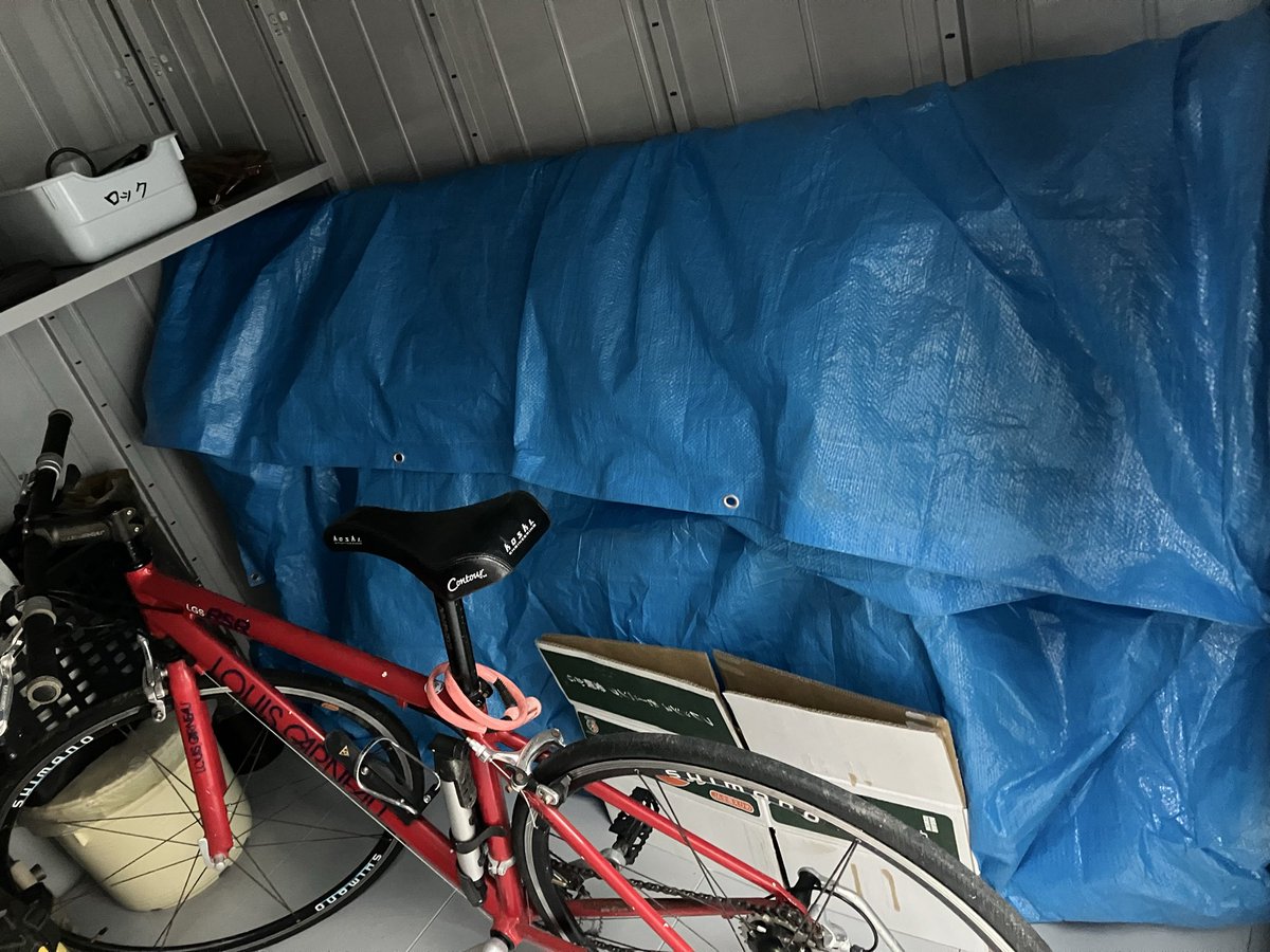 親父のために買ったが一年経たずに必要なくなってしまった電動ベッド
部屋の片付けも大体終わってどうすべきか悩みつつ放置していたが、庭のリフォームと共に物置を建て替えだいぶ余裕があったのでバラバラにしてぶち込んだ
次に必要になった時に組み立てられるか心配だが💦