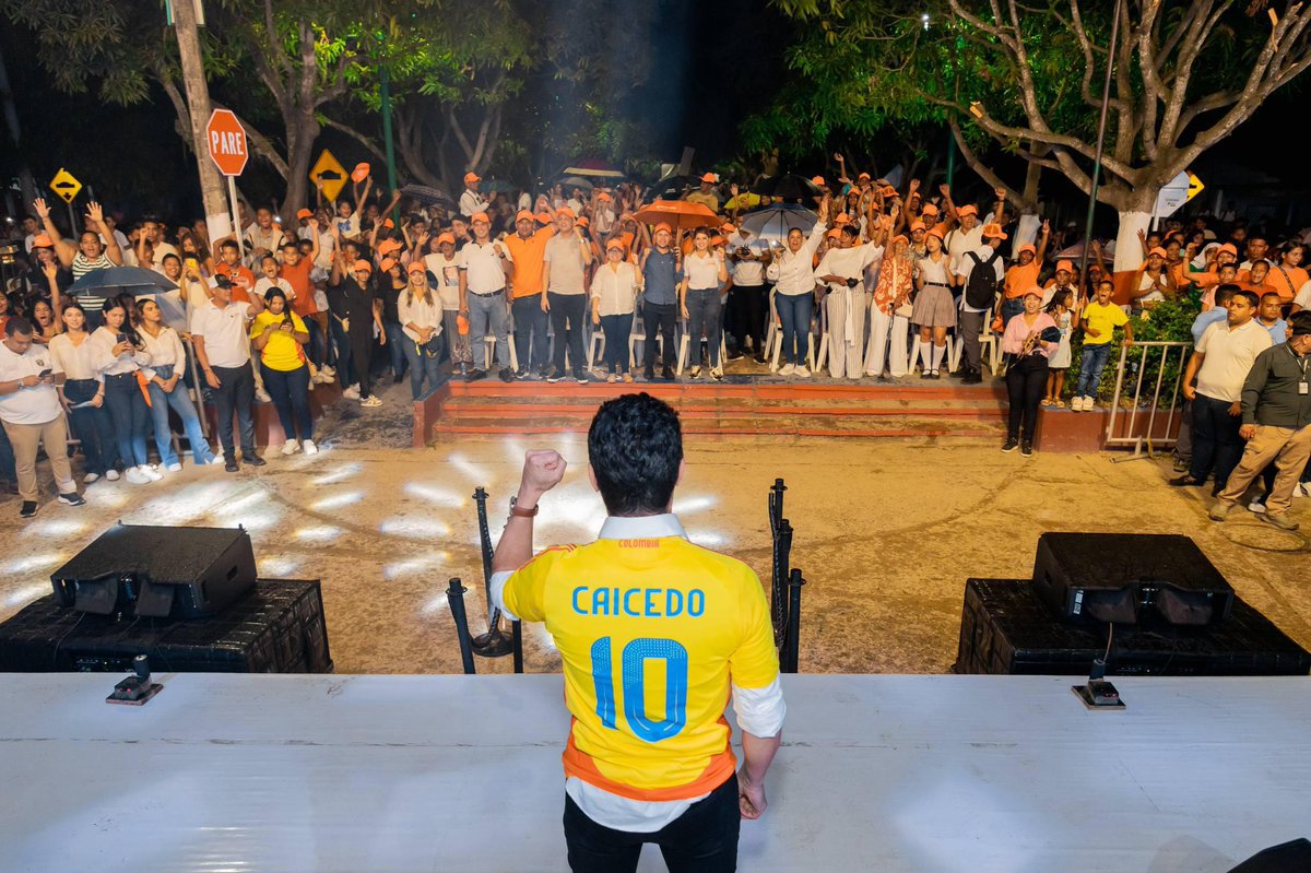 raul_espinosam's tweet photo. El 31 de mayo cuando la cancha se llena con la dignidad del pueblo y el sudor honesto de nuestra gente, se juega el partido de los #Resultados contra el olvido. Y en este encuentro decisivo, hay un jugador que sabe leer el juego, que pide el balón y construye desde el medio campo el futuro que soñamos @carlosecaicedo el 10 en el tarjetón.

Gobernar también es saber asistir, levantar la cabeza y poner el pase preciso donde más se necesita. #TePagamosPorEstudiar no es una promesa al aire, es ese pase filtrado que rompe líneas, que deja a nuestros jóvenes frente al arco de las oportunidades, listos para marcar el gol de su propio destino.
#CaicedoPresidente