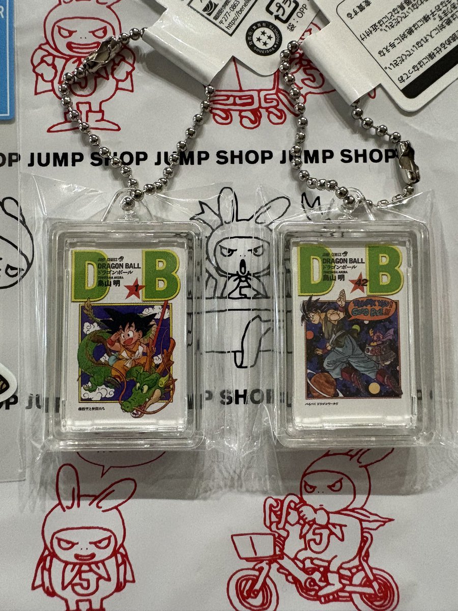koudukishiki's tweet photo. おまけでJUMP SHOPにて追加のドラゴンボール戦利品❗️
ベジットブルーのステッカー
欲しかったコミックチャーム1巻と42巻
ゲット出来ました❤️
40周年のフィギュアと飾るのがたのしみだな🎵
#JUMPSHOP
#ドラゴンボールコミックチャーム https://t.co/hQ3JA87ynD