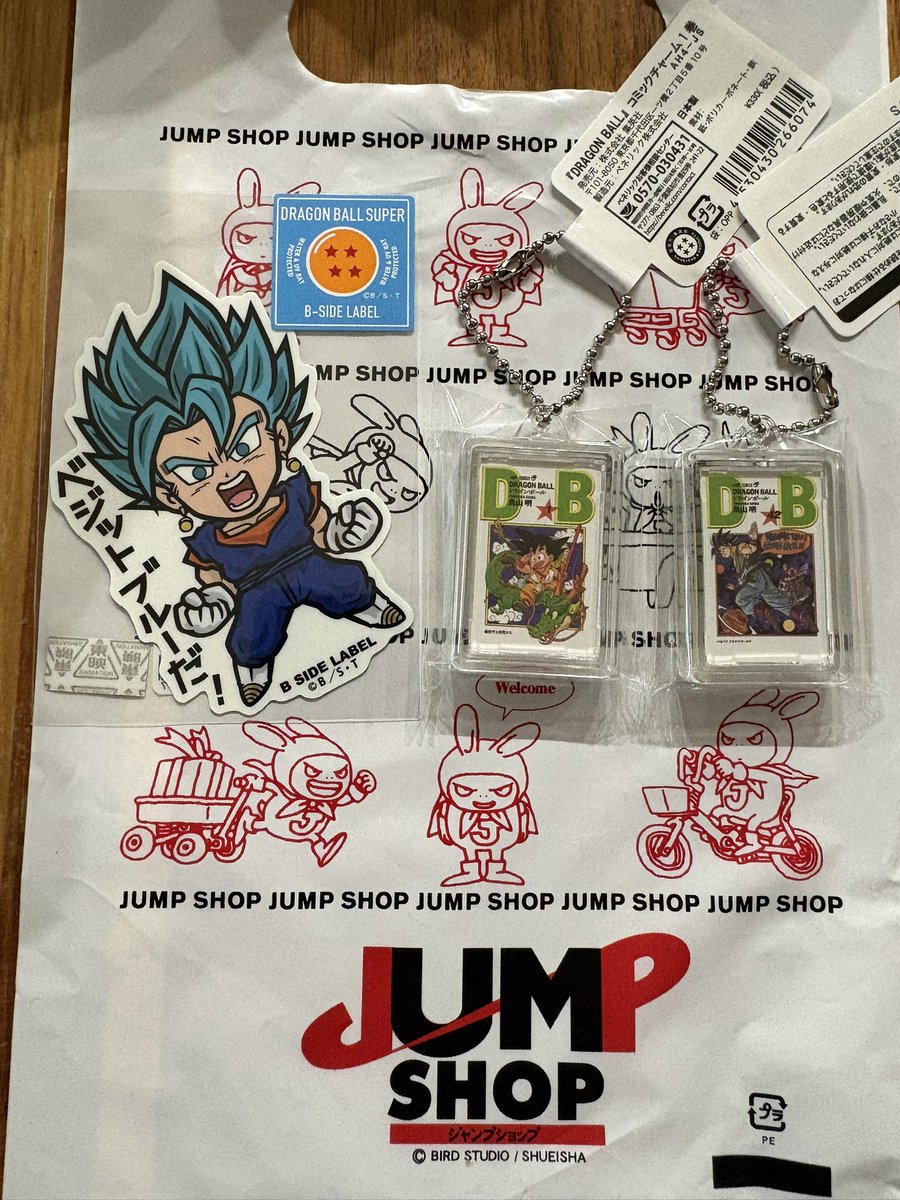 koudukishiki's tweet photo. おまけでJUMP SHOPにて追加のドラゴンボール戦利品❗️
ベジットブルーのステッカー
欲しかったコミックチャーム1巻と42巻
ゲット出来ました❤️
40周年のフィギュアと飾るのがたのしみだな🎵
#JUMPSHOP
#ドラゴンボールコミックチャーム https://t.co/hQ3JA87ynD