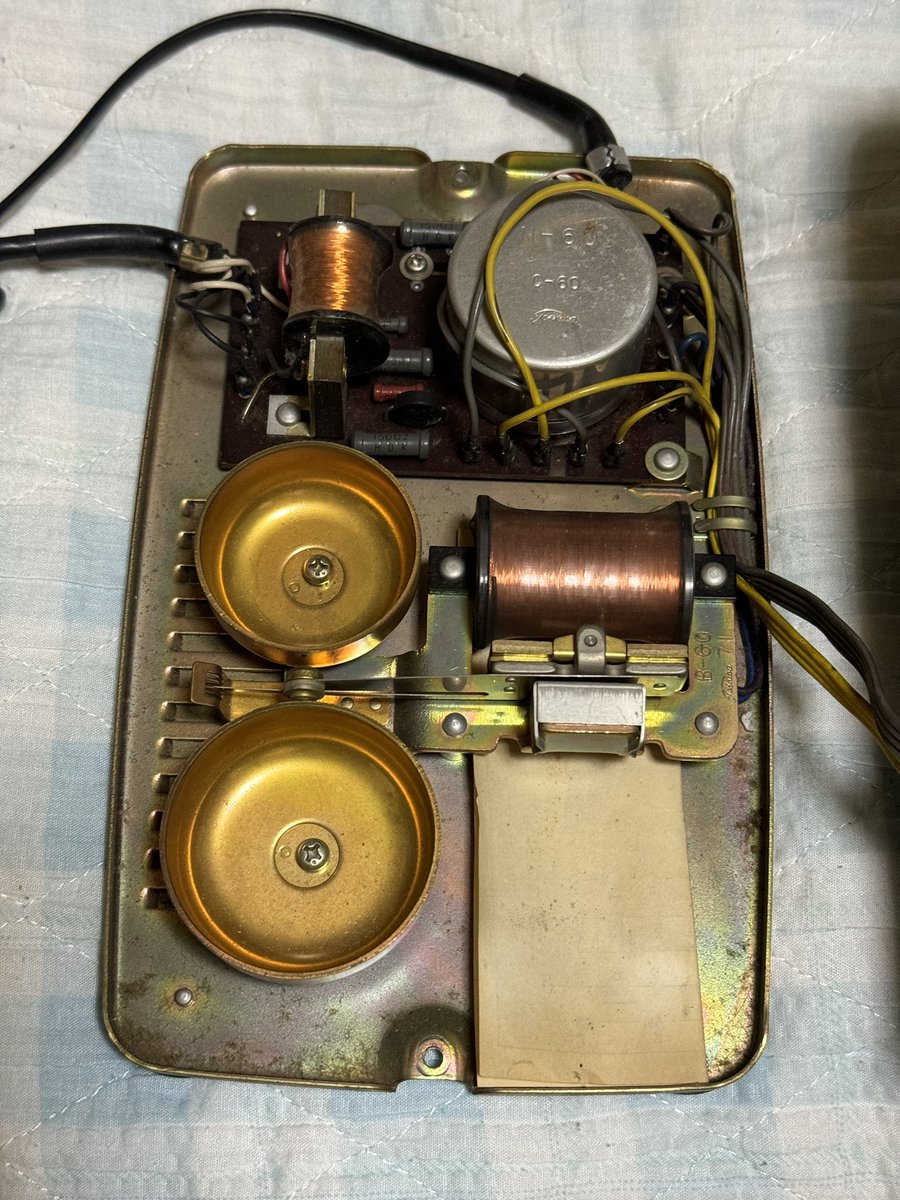 3Skylinerae's tweet photo. 実家に保存されている #黒電話
昔の電話機とい��ばこのダイヤルの黒電話だった。
#600A2形 というモデルで、ベルの音は本物のベルのジリジリジリンというけたたましい音だ。 https://t.co/Mv1iIBjCXg