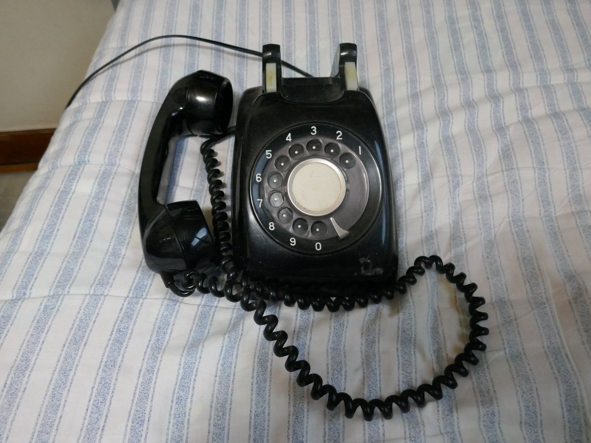 3Skylinerae's tweet photo. 実家に保存されている #黒電話
昔の電話機とい��ばこのダイヤルの黒電話だった。
#600A2形 というモデルで、ベルの音は本物のベルのジリジリジリンというけたたましい音だ。 https://t.co/Mv1iIBjCXg