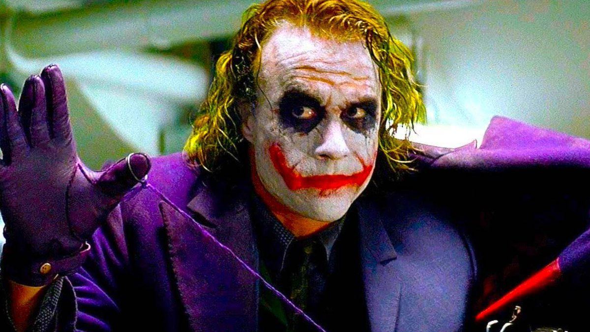 Sahnesirri's tweet photo. 🎥 #Heath_Ledger, #Joker rolü için haftalarca kendini bir odaya kapattı ve karakterin günlüğünü tuttu. Sahnelerin büyük çoğunluğu doğaçlamaydı — Nolan bile müdahale edemiyordu. Performansı ona ölümünden sonra Oscar kazandırdı.
#SahneSirri #DarkKnight #Oscar https://t.co/HUSgWIygCe