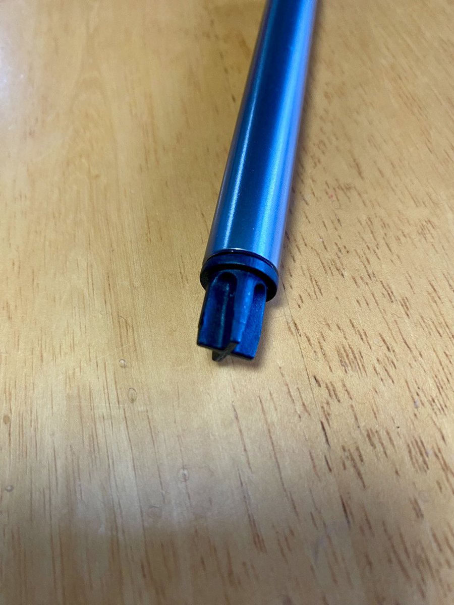 captain_ganmo's tweet photo. ムーンレンスのテーブルに付属のランタンポールの根元の樹脂製のパーツ、これだけどこかで購入できないものですかね？
別に買ったオプションのハンガーラックの接続部分のパーツが平らで奥まで刺さらず、グラグラなんです…
#MoonLence #ムーンレンス #テーブル #ランタンポール https://t.co/KALf8CNZnt
