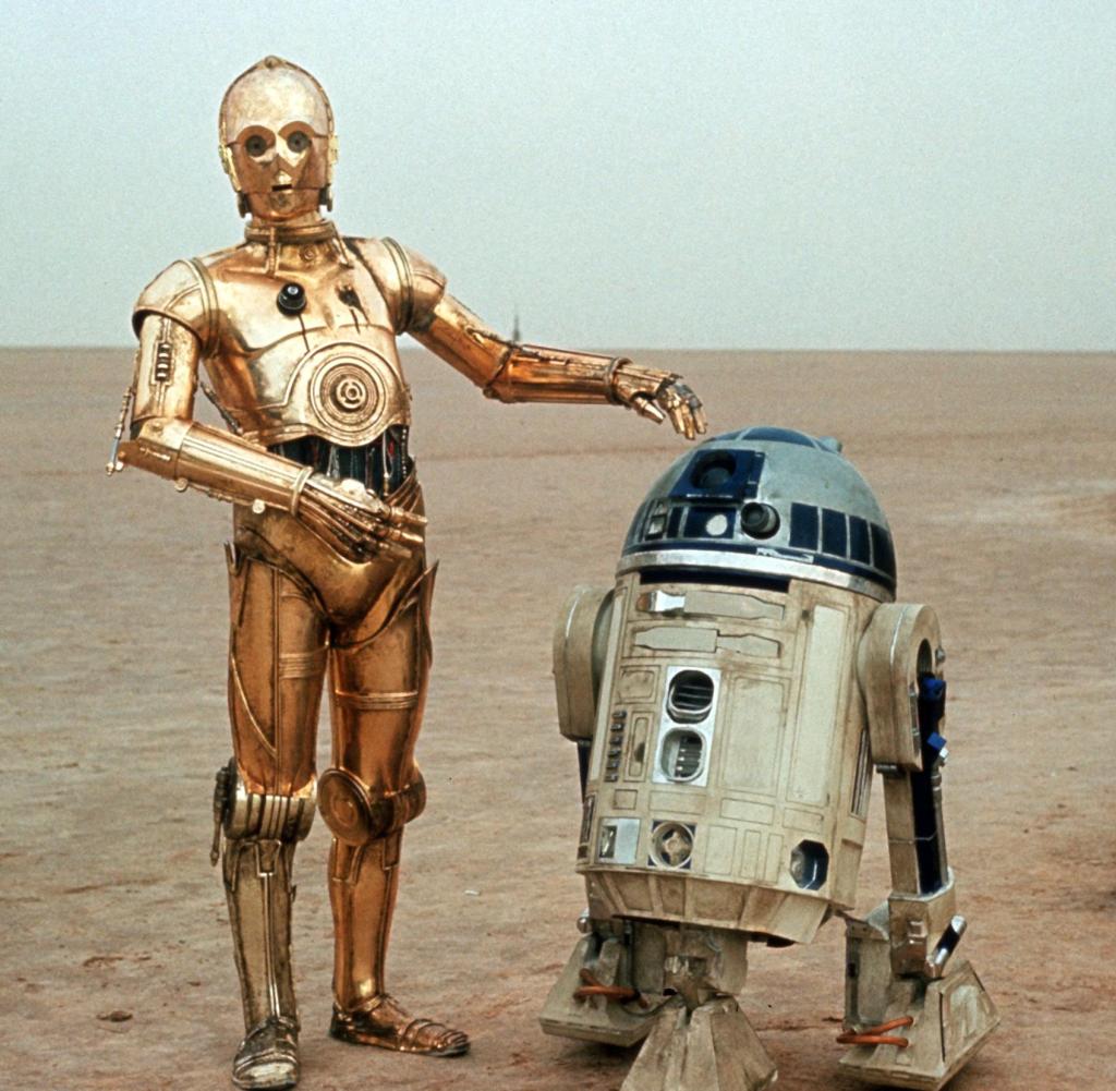 77年夏、「世界でスターウォーズという映画が大ヒットしてるらしい」というニュースを知った10歳の自分の心を鷲掴みにしたのがこの1枚のスチル。何か薄汚れたロボットが、なぜか砂漠にポツンと立っているこれ1発で心を射貫かれた。SFという言葉も初めて聞くような頃。自分にとってはこれが全ての始まり