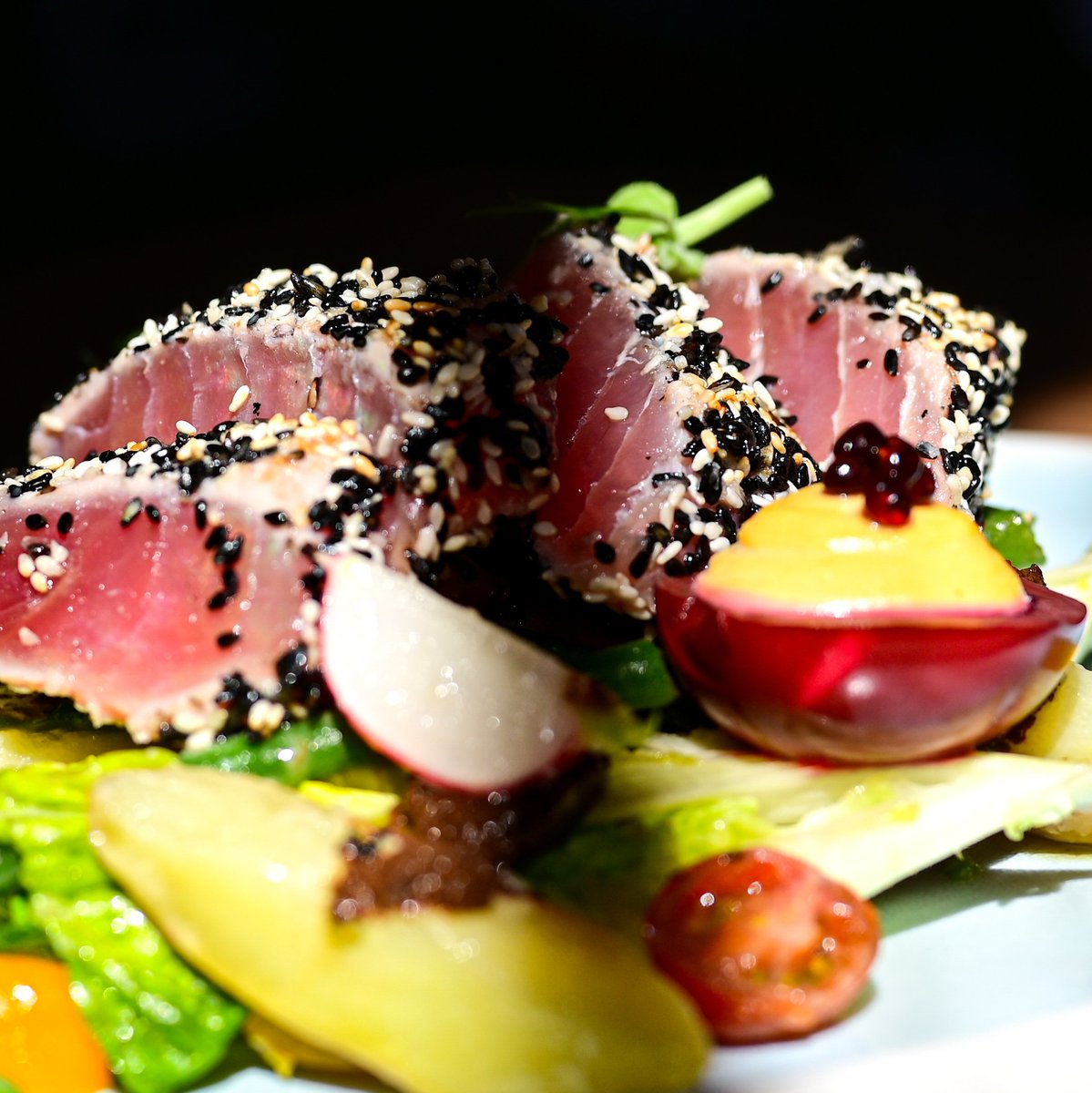 huissouthsea's tweet image. NEW SPECIAL!

Yellowfin tuna niçoise salad - sesame seeded tuna steak, baby gem, radishes, new potatoes, green beans, heritage tomatoes, olive tapenade, balsamic pearls &amp;amp; beetroot deviled eggs 

#freshfish #restaurant #hampshire #portsmouthfoodies #southsea