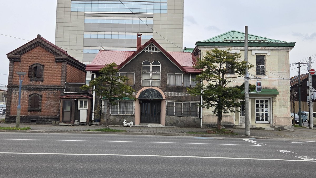 s_kiichi's tweet photo. 旭川振り返り。建物的にはレンガとドイツ壁のまち。しかも文化財でもなんでもない物件がゴロゴロある。象徴的だったのがこちらの建物。何かご商売をされていたのか、レンガ蔵が二棟ある。ここの通りは何度も通ったこともあり、とても印象に残った。　#旭川旅行2026 https://t.co/t3Nl7ugzCy