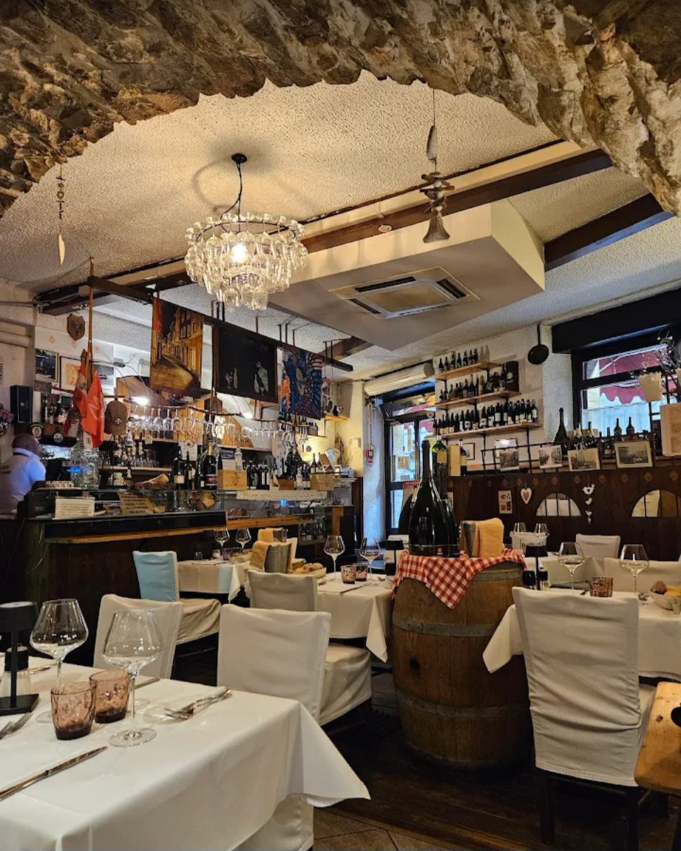 VanessaSantoni's tweet image. Trattoria di pesce AL PORTON (Eric), largo Santorio 1, #Trieste (zona pz Goldoni).
Ex paninoteca Guerino ante 2000!
Cena #27febbraio io, Davide, Hasan, Müge.
Tocai della casa; antipasto misto freddo + cubi pescespada; filetto d'orata allevata + patate; millefoglie frutti di bosco