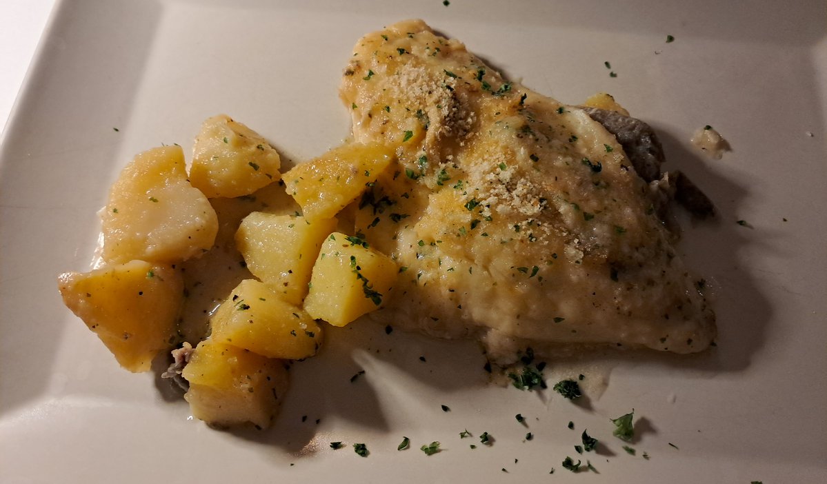 VanessaSantoni's tweet image. Trattoria di pesce AL PORTON (Eric), largo Santorio 1, #Trieste (zona pz Goldoni).
Ex paninoteca Guerino ante 2000!
Cena #27febbraio io, Davide, Hasan, Müge.
Tocai della casa; antipasto misto freddo + cubi pescespada; filetto d'orata allevata + patate; millefoglie frutti di bosco