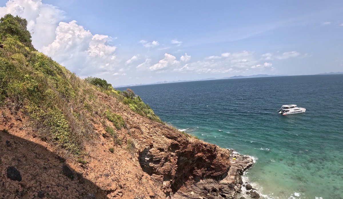 megaBIGBOY48's tweet photo. パラグライラーーー
#PATTAYA
#KoLan
#ラン島 https://t.co/ytn2YaTuhi
