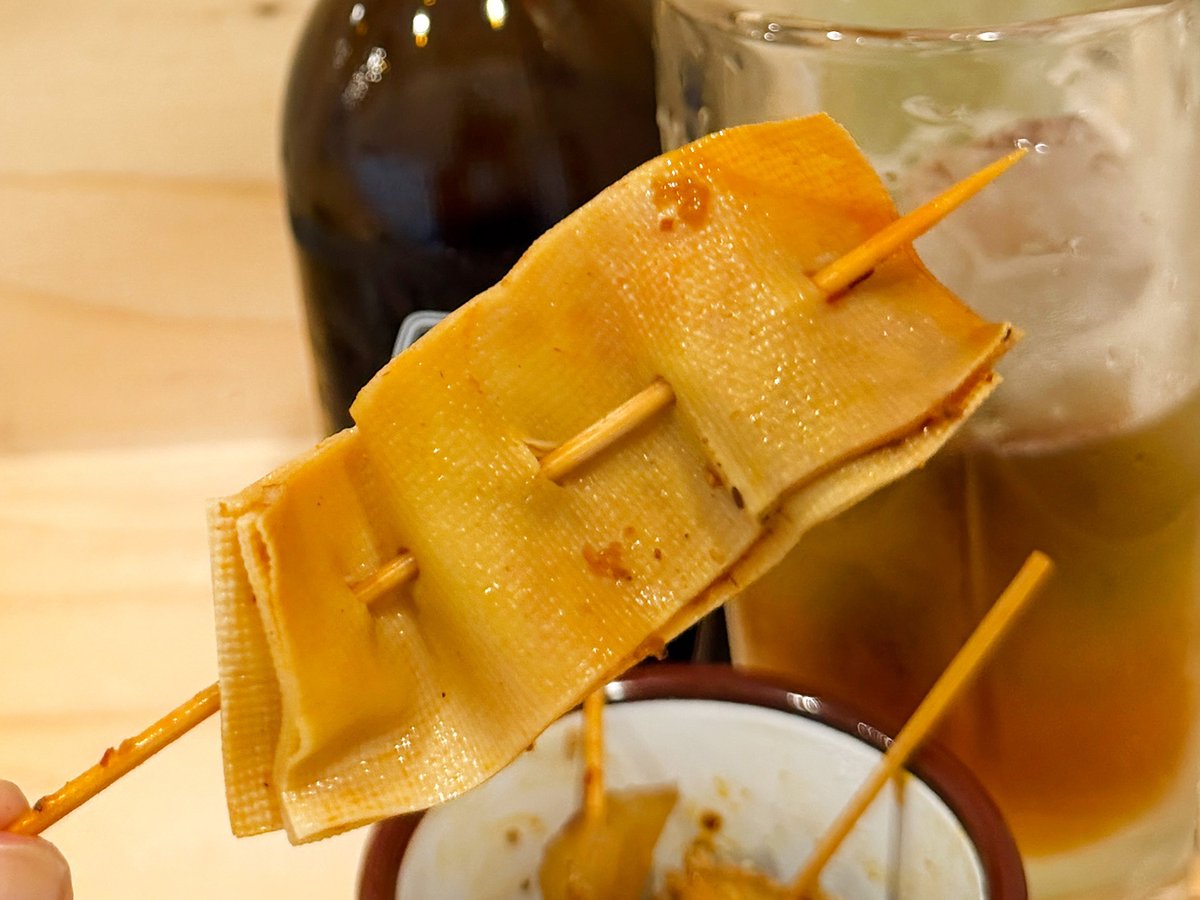 1000bero_net's tweet photo. 干し豆腐の麻辣串（1本50円）
ピリピリ旨辛な味がしみててうまい。お酒止まらん。 https://t.co/966oTzKxkN