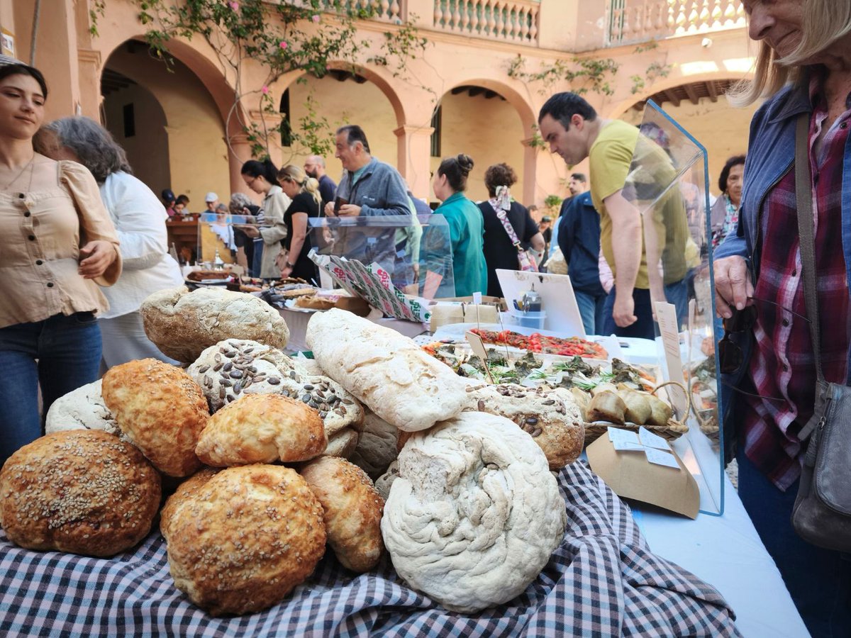 ajuntamentvng's tweet photo. 🍒El diumenge 10 de maig, de 10 a 14 h, el centre de Vilanova i la Geltrú acull una nova edició del Mercat Noucentista, un homenatge a la pagesia i al producte local i de proximitat
🥦Parades d'artesania, alimentació, degustacions i activitats familiars
https://t.co/GKcezeGDYb https://t.co/WLuBA1K2xt