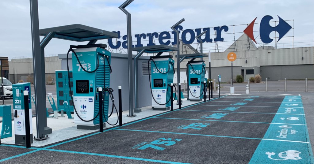 DriveGreen80167's tweet photo. French hypermarkets are rapidly transforming their parking lots into EV charging hubs. Leclerc, Carrefour, Auchan, and Lidl are installing hundreds to thousands of chargers as fuel sales decline. https://t.co/3sDbkZNxkn