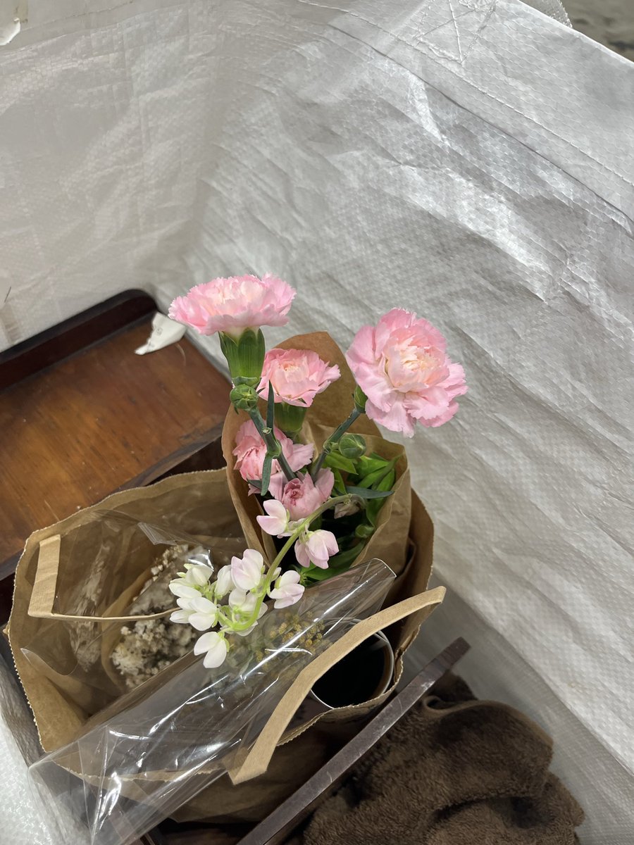 文学フリマおわり！
お花が最後まで元気でうれしかった、ありがとうございました✊🏻

 #文学フリマ東京
