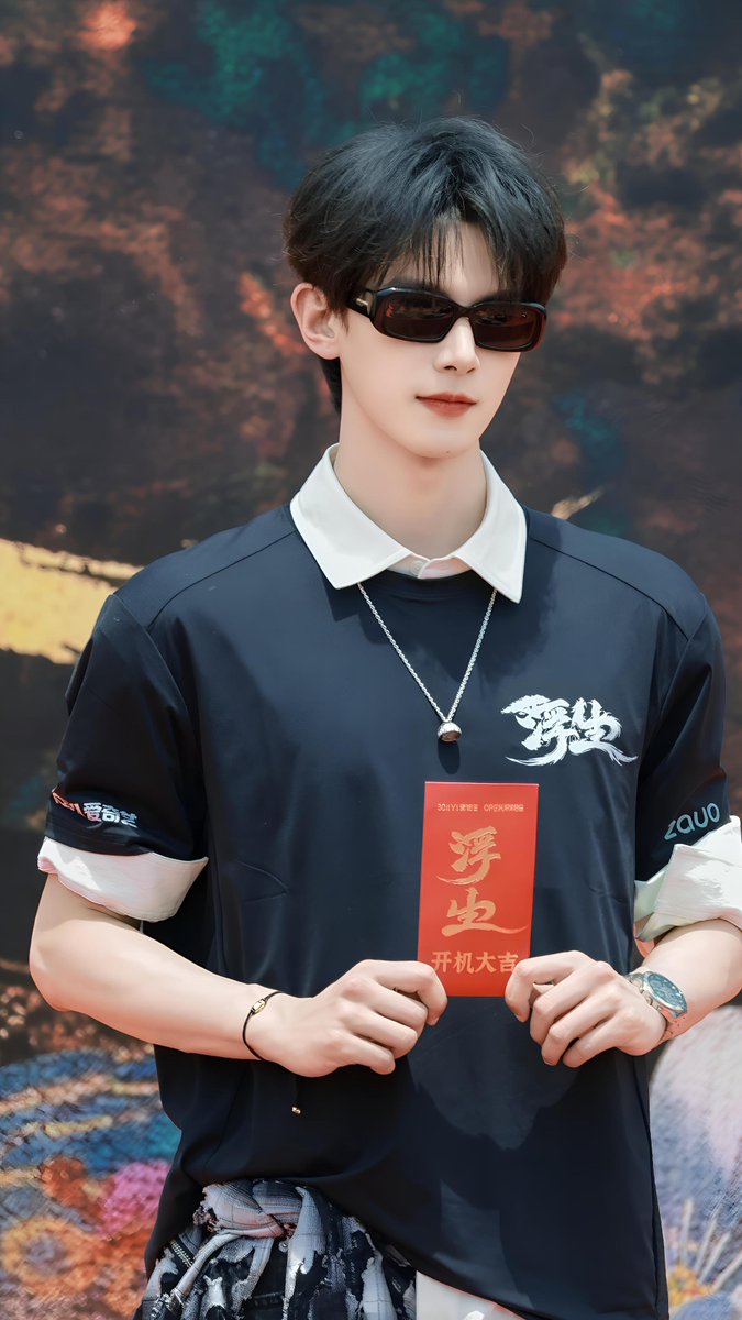 XClllA's tweet photo. อมก ปะป๊าพิเติ้งเป็นอาจารย์สอนหนังสือหรอ 
แล้วฮีเล่นเรื่องล่าหยก ดังใหญ่ละ เพื่อนบ้านมาคุยกะแม่ฮีว่าลูกชายหล๊อหล่อ ม๊าพิเติ้งถามกลับ “หล่อหรอ นี่หล่อหรอ”  ม๊าพิเติ้ง ปู้ถงอี้😂
 
555555555555555

#เติ้งข่าย #DengKai https://t.co/4i8z15RF61
