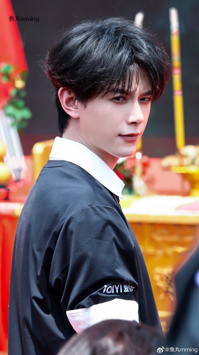 XClllA's tweet photo. อมก ปะป๊าพิเติ้งเป็นอาจารย์สอนหนังสือหรอ 
แล้วฮีเล่นเรื่องล่าหยก ดังใหญ่ละ เพื่อนบ้านมาคุยกะแม่ฮีว่าลูกชายหล๊อหล่อ ม๊าพิเติ้งถามกลับ “หล่อหรอ นี่หล่อหรอ”  ม๊าพิเติ้ง ปู้ถงอี้😂
 
555555555555555

#เติ้งข่าย #DengKai https://t.co/4i8z15RF61
