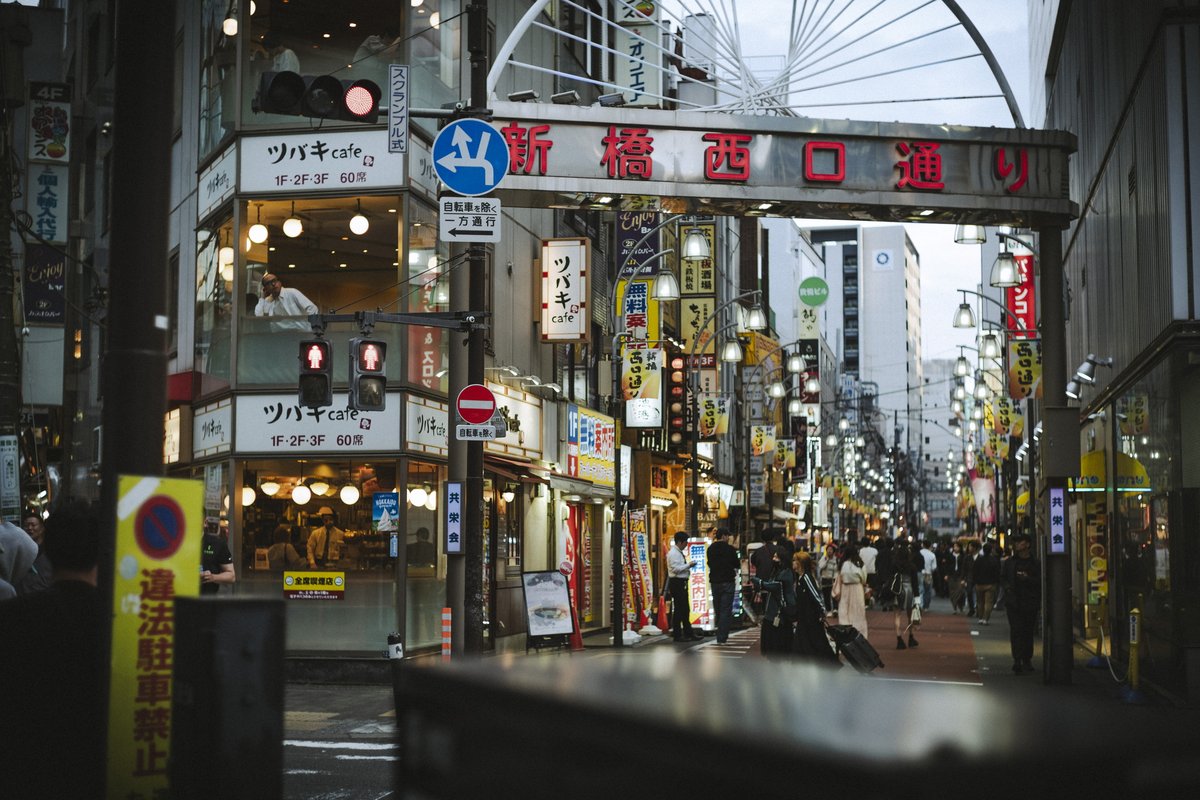 _23ch_'s tweet image. 夜の店開き。

#photooftheday 
#streetphotography
#leica