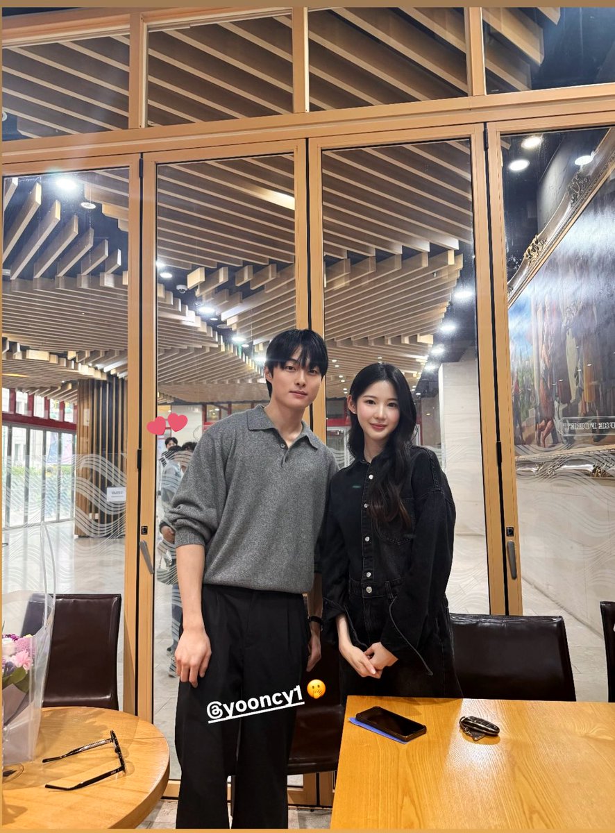Realtoktak's tweet photo. @sapniii1 ที่อยู่ด้านหลัง ใช่ Heedong หรือไม่🥳 https://t.co/ykLYxGswRl