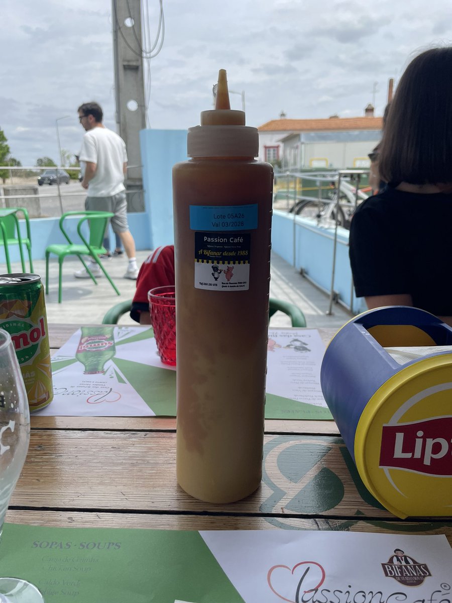 yokosoportugal's tweet photo. ポルトガル名物「ビファーナ」煮込んだ薄切りの豚肉をパンに挟んだ一品。

アレンテージョ地方の小さな町👉 Vendas Novas が発祥の地といわれる。旅人向けの“早くて安くて美味しい”食事として誕生。

Vendas Novasは名店が軒を連ね、街全体が“ビファーナの聖地”ともいえる存在。

#ポルトガル料理 https://t.co/mlYDF5slJy