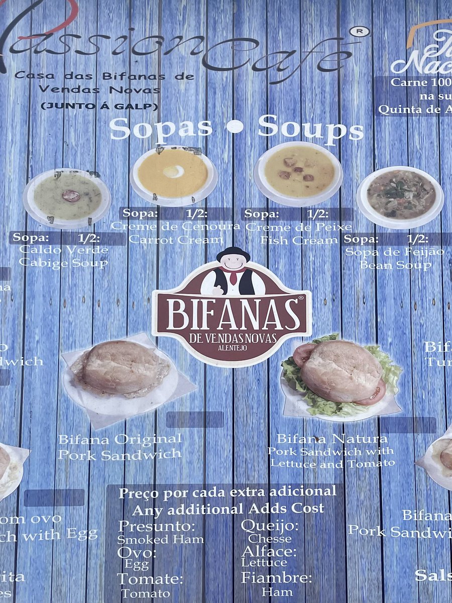 yokosoportugal's tweet photo. ポルトガル名物「ビファーナ」煮込んだ薄切りの豚肉をパンに挟んだ一品。

アレンテージョ地方の小さな町👉 Vendas Novas が発祥の地といわれる。旅人向けの“早くて安くて美味しい”食事として誕生。

Vendas Novasは名店が軒を連ね、街全体が“ビファーナの聖地”ともいえる存在。

#ポルトガル料理 https://t.co/mlYDF5slJy
