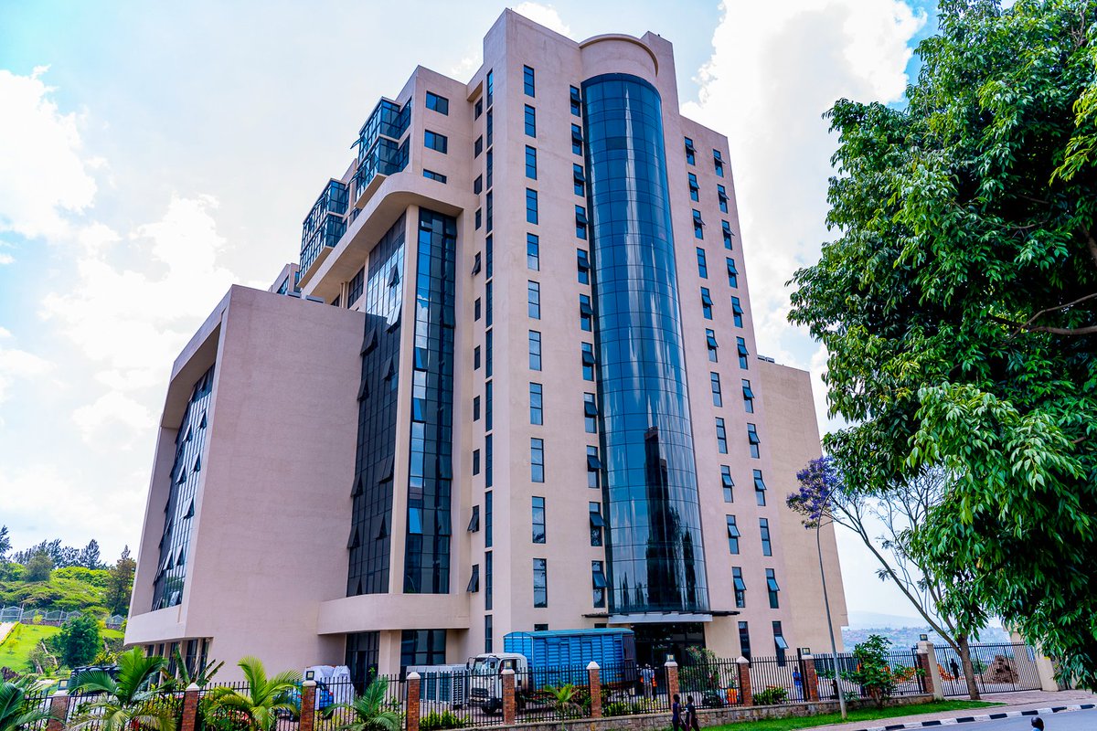 TwahirwaIpha's tweet image. Iyi nzu yaguzwe miliyaridi 42 itagira icyangombwa cyo kuyikoreramo. Abadepite ba PAC bari bavuze ko yasadutse  kuri ‘Rooftop’ . Yaguzwe bavuga ko yaparikamo imodoka 900, basanga ntirenza 149.Yaguzwe itararangira kubakwa, ubu igiye gusanwa.@VMuhakwa @bbkigalifm #Rwanda