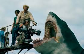 Sahnesirri's tweet photo. 🎬 "#Jaws" setinde köpekbalığı makinesi sürekli arızalanıyordu. #Spielberg çözümü buldu: köpekbalığını neredeyse hiç göstermedi. Sadece müzik, su ve korku yeterliydi. #John_Williams'ın o iki notalı teması ise sinema tarihinin en tanınan müziklerinden biri oldu.
#SahneSirri https://t.co/eLIcBOFeQC