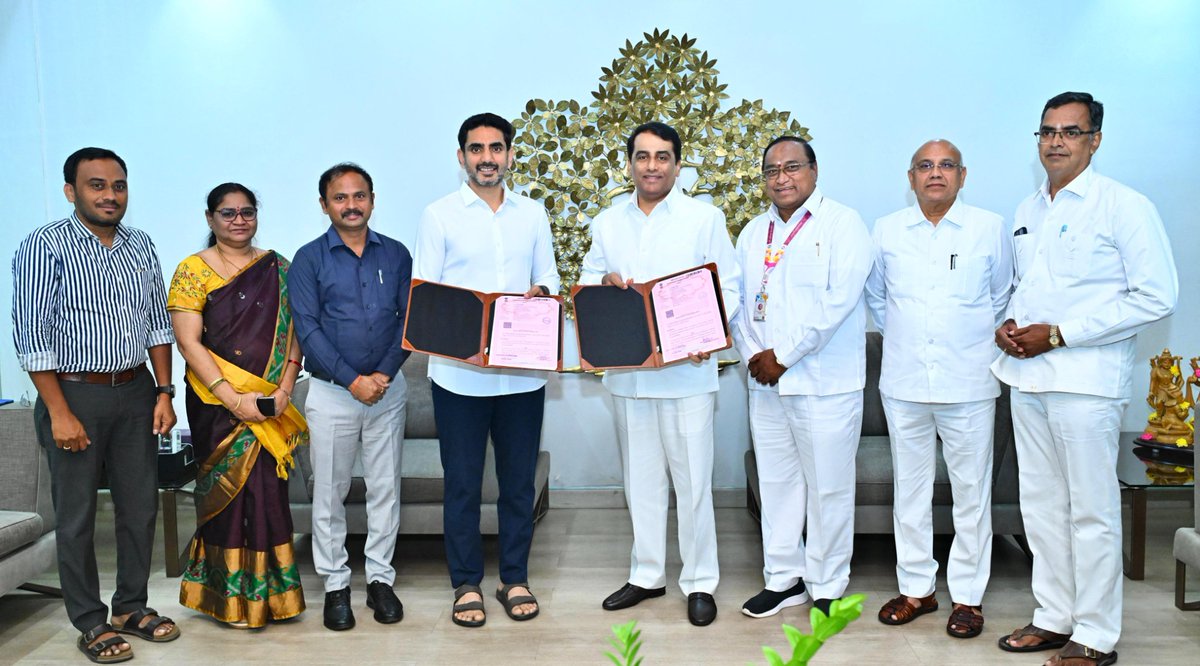 naralokesh's tweet photo. ప్రభుత్వ, ఎయిడెడ్ పాఠశాలల్లో ఒకటో తరగతి నుంచి ఇంటర్మీడియట్ విద్యార్థులకు మధ్యాహ్న భోజన పథకంలో భాగంగా శ్రీ సత్యసాయి సేవా ట్రస్ట్ సహకారంతో అందిస్తున్న రాగిజావ పంపిణీ కార్యక్రమాన్ని మరో మూడేళ్లు పొడిగింపునకు ట్రస్ట్ తో ఎంవోయూ కుదిరింది. https://t.co/hm9FUL20pz